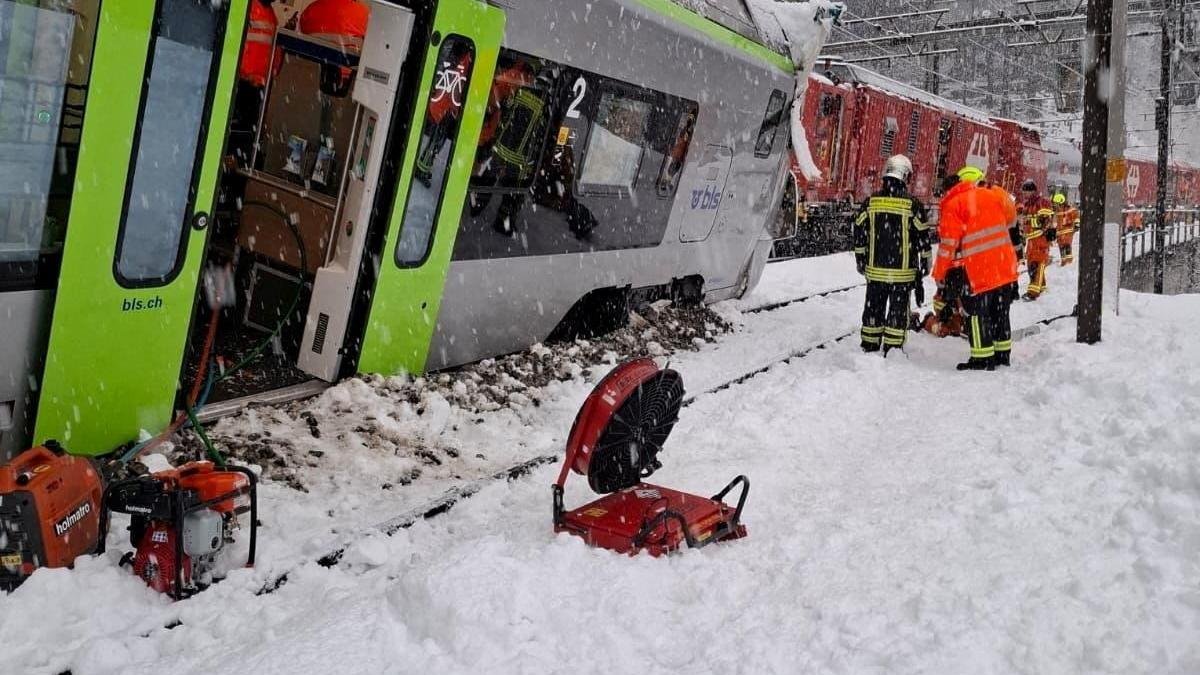 Swiss train derails, injuring five