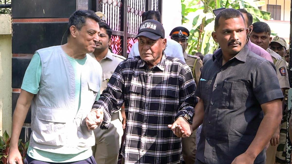 Salim Khan admitted to Lilavati hospital in Mumbai, Salman Khan visits