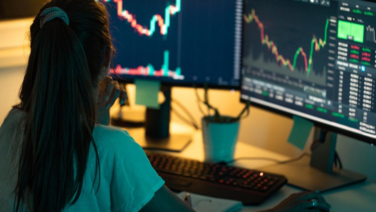 Sensex tumbles 558 points on sell-off in IT shares