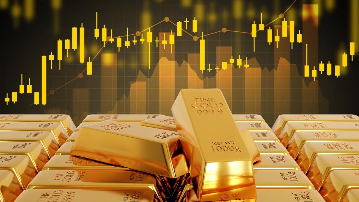Gold futures drop nearly 2% to ₹1.52 lakh/10g on strong dollar